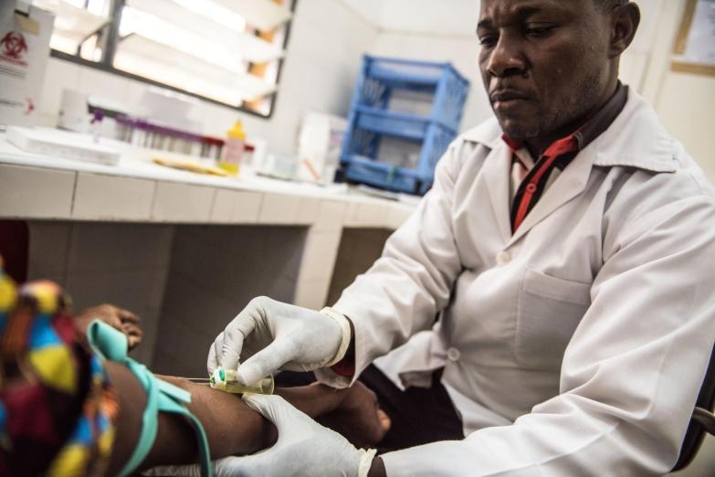 Un membre des équipes MSF prélève un échantillon de sang pour effectuer un test VIH à l'hôpital de Kabinda. République démocratique du Congo.