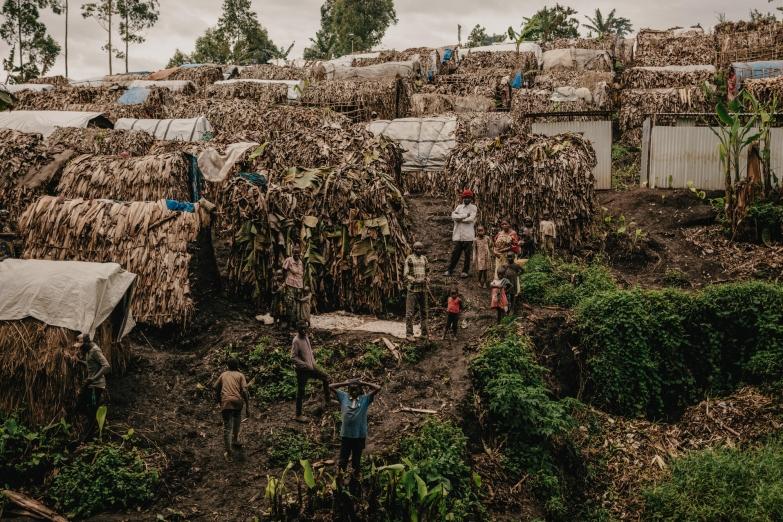 Vue du site de personnes déplacées de Bugeri dans la région de Minvo, au Sud-Kivu. Les habitants sont obligés de construire leurs abris à l'aide de branche et de feuillage en l'absence d'une aide humanitaire suffisante.