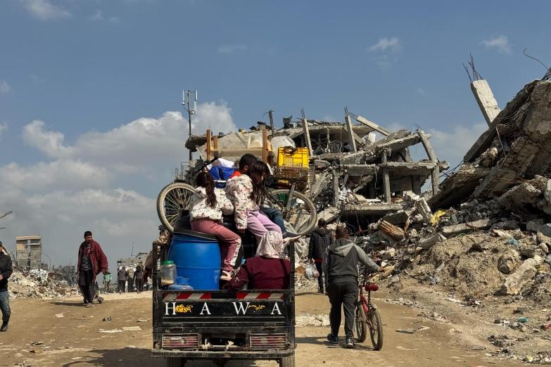 Une famille palestinienne déplacée à bord d'un tuktuk, revenant s'installer dans la ville de Beit Lahia, au nord de la bande de Gaza.