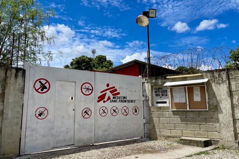 Vue d'une des entrées de l'hôpital MSF de Tabarre, mai 2025.
