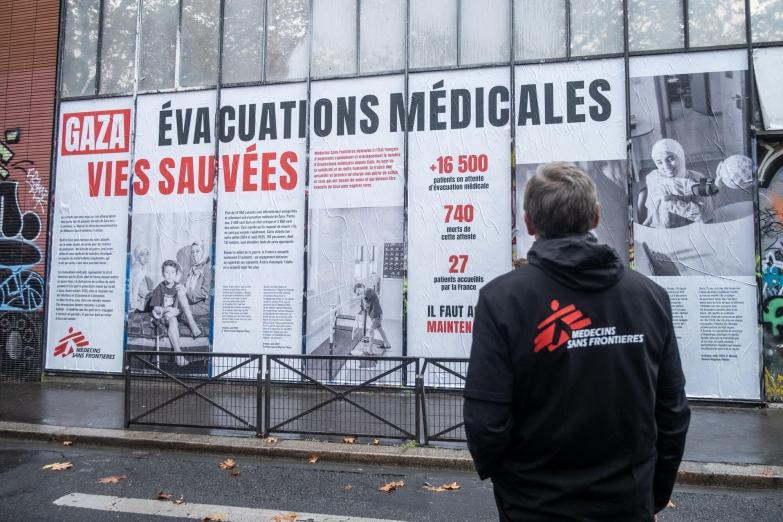Collage affiché par les équipes de MSF à Paris pour dénoncer l'absence d'évacuations médicales depuis Gaza, le 6 novembre 2025. 
