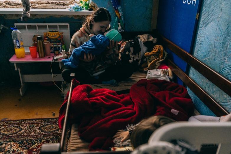 Kateryna et son fils Damir dans un refuge de Dnipro