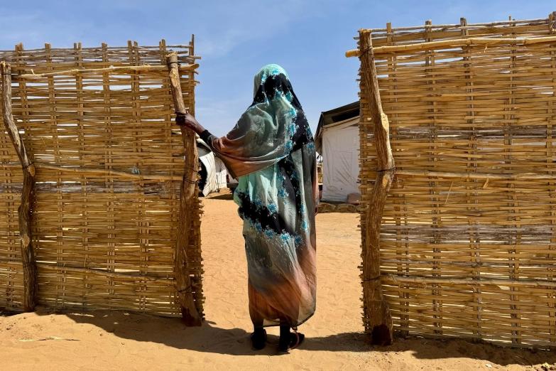 Aisha*, 35 ans, a été déplacée à plusieurs reprises en raison du conflit au Darfour du Nord. En 2025, alors qu’elle fuyait vers El Fasher avec ses enfants, elle a été victime de violences sexuelles et a découvert par la suite qu’elle était enceinte.