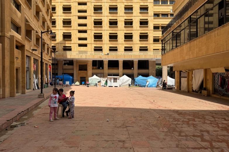 Une famille dans un bâtiment vide au Liban après que les populations aient fui les bombardements