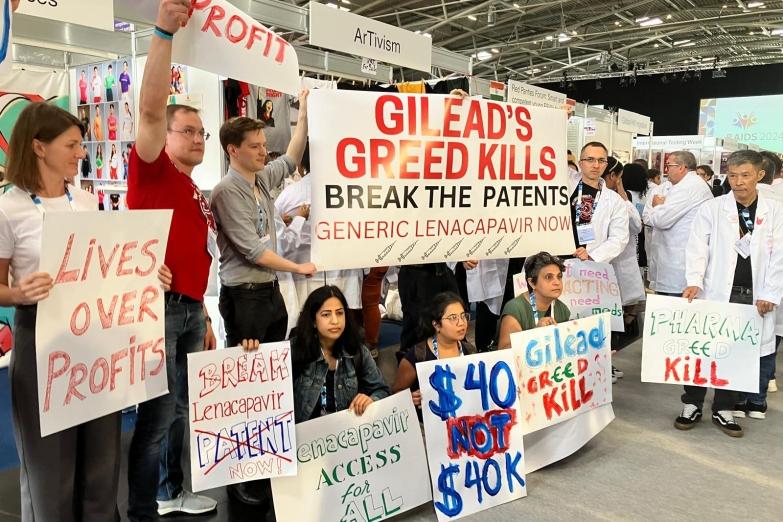 Médecins Sans Frontières (MSF) a manifesté lors de la Conférence internationale sur le sida pour réclamer une baisse des prix du Lénacapavir.