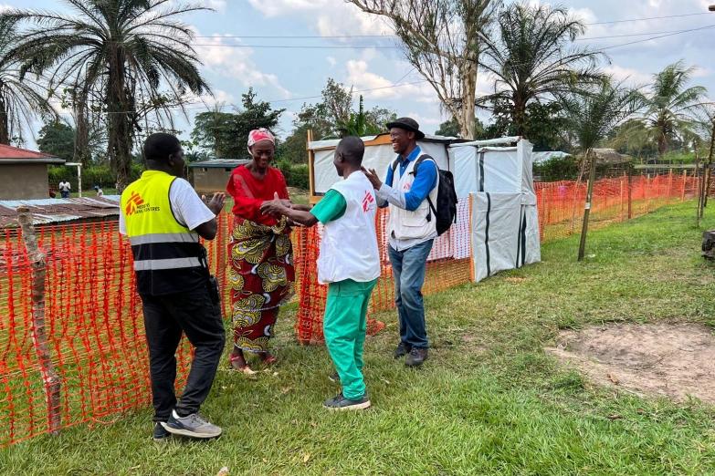 La population accueille les premiers patients guéris de la maladie à virus Ebola au centre de traitement de Bulape. 