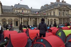Des mineurs étrangers isolés campent devant le Conseil d'État à Paris pour alerter sur leur situation, le 2 décembre 2022