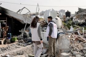 Des ingénieurs en eau et assainissement de MSF évaluent les conduites d'eau dans la ville de Beit Lahia, au nord de la bande de Gaza, en Palestine. 