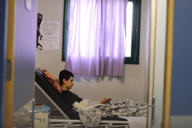 Tayseer Mansour, 17 ans, soigné par les équipes de MSF à l'hôpital Nasser de Khan Younis, à Gaza. Avril 2025 ©MSF
