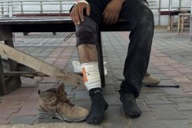 Un patient âgé de 32 ans, blessé par balle alors qu'il allait chercher de la nourriture pour sa famille dans un centre de distribution de la "Gaza Humanitarian Foundation", organisation orchestrée par Israël et les États-Unis. Il a été pris en charge par les équipes de MSF. Gaza, juin 2025