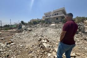 « C’était ma maison de famille, elle faisait 250 mètres carrés, le 14 mai, ils [l’armée israélienne] l’ont rasée sans aucun avertissement. Quand je suis revenu, j’avais tout perdu, toutes les économies de ma vie était dans cette maison », Maher Ubayat, un habitant du village de Kisan. Cisjordanie, août 2025