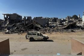 Un véhicule MSF devant des décombres à Gaza
