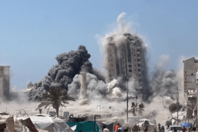 Explosion d'un immeuble par frappe aérienne israélienne dans la bande de Gaza 