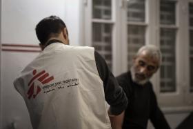 Un médecin MSF en consultation avec un patient à Gaza. Décembre 2024.