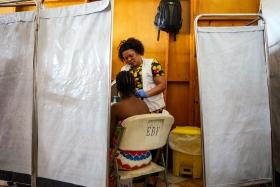 Une médecin soigne un patiente en Ukraine