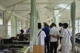 Visite médicale matinale effectuée par les médecins et les infirmières de l'hôpital provincial ANGAU Memorial, dans la province de Morobe, Papouasie-Nouvelle-Guinée.