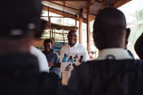 En images : reportage photo en immersion avec les équipes de MSF qui sensibilisent au virus