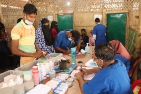 Vue de la clinique MSF de Jamtoli dans le camp de Cox's Bazar, où des patients attendent pour recevoir des médicaments contre la gale. Bangladesh.