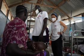 La responsable des soins infirmiers et un responsable clinique examinent un patient à l'hôpital MSF de Lankien. Soudan du Sud. 2023.