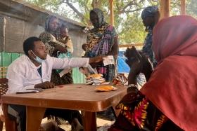 Le 1er novembre, 567 enfants ont été examinés dans le cadre du programme nutritionnel ambulatoire du centre de santé d'Adré. Les cas les plus graves sont référés à l'hôpital et ceux qui peuvent être traités à domicile reçoivent des aliments thérapeutiques et un traitement à prendre jusqu'à leur prochaine consultation médicale de suivi.
