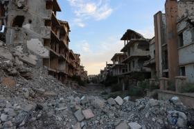 Destructions dans la ville de Deir ez-Zor, le 26 mai 2025. Comme une grande partie de la Syrie, Deir ez-Zor a subi d'énormes destructions au cours de plus d'une décennie de conflit armé. On estime que 60 à 80 % de la ville est encore détruite à ce jour.