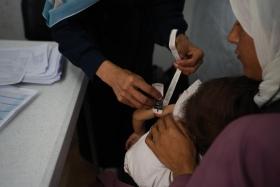 Un enfant palestinien souffrant de malnutrition passe un examen médical dans la clinique MSF à Gaza.