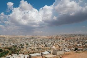 Des milliers d'abris pour personnes déplacées sont parsemés dans la ville d’Idlib