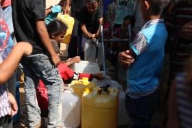 Un point de distribution d'eau MSF est situé à proximité de notre centre de soins de santé primaires à Mawasi.