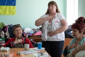 Nataliia Seleznova, promotrice de santé pour MSF, anime un exercice de respiration à la fin d'un atelier créatif à Kherson.