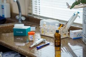 Laboratoire de l'hôpital Ibn Al-Baladi en Irak, où MSF soutient les services de diagnostic de la tuberculose et les activités de promotion de la santé. Septembre 2025