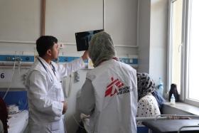 Sorya Rashid et Ahmad Reshad, une équipe de médecins de MSF, analysent le rapport d'Umar, âgé de quatre ans, admis à l'unité de soins intensifs pédiatriques de l'hôpital régional Abo Ali Sina, à Mazâr-e Charîf, en Afghanistan.