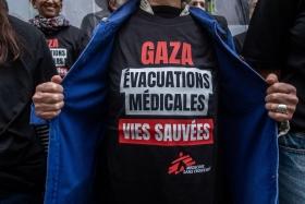 Les équipes de MSF ont installé une affiche géante à Paris pour dénoncer l'absence d'évacuations médicales depuis Gaza.