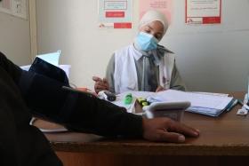 Une infirmière de MSF avec un patient à la clinique MSF d'Al Majaz, au sud de la Cisjordanie, en Palestine.