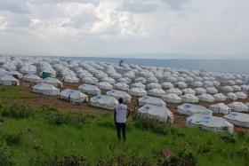 Un membre MSF devant le camp de Busana