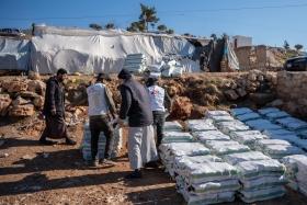 Une équipe de MSF distribue du matériel de chauffage aux personnes déplacées dans les camps du gouvernorat d'Idlib