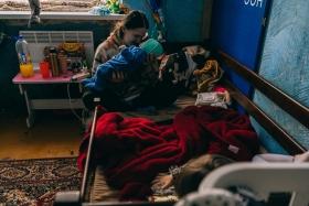 Kateryna et son fils Damir dans un refuge de Dnipro