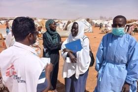 Un membre du personnel de MSF discute avec une femme à Al Mina Al Muwahad, le plus grand camp de déplacés près de la ville d'El Obeid.