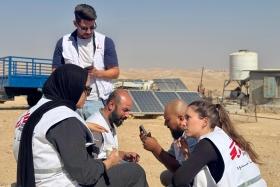 Un coordinateur de terrain de MSF s'entretient avec l'équipe dans la région de Masafer Yatta après avoir reçu un appel signalant une attaque de colons contre la communauté de Sfey, à Masafer Yatta, en Cisjordanie, en Palestine, en 2025.