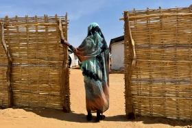 Aisha*, 35 ans, a été déplacée à plusieurs reprises en raison du conflit au Darfour du Nord. En 2025, alors qu’elle fuyait vers El Fasher avec ses enfants, elle a été victime de violences sexuelles et a découvert par la suite qu’elle était enceinte.