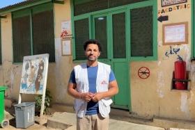 Le Dr Javid Abdelmoneim, président international de MSF, se tient devant le service de pédiatrie de l'hôpital universitaire de Zalingei, dans l'État du Darfour central, au Soudan.