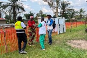 La population accueille les premiers patients guéris de la maladie à virus Ebola au centre de traitement de Bulape. 