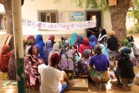 Un responsable de la santé mentale de MSF anime une séance de groupe avec des patientes atteintes de fistule obstétricale à l'hôpital général de Jahun, à Jahun, dans l'État de Jigawa, au Nigeria.
