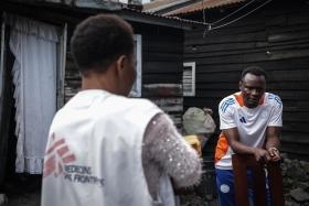 Trésor Tchomba Musikila, 30 ans, photographié après sa sortie du centre de traitement d'Ebola (ETC) de Munigi.
