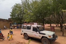 Au Mali, les équipes de Médecins Sans Frontières (MSF) renforcent leur présence près des zones frontalières, notamment aux confins avec la Mauritanie (à l’ouest et au sud-ouest) et le Burkina Faso (au sud-est), pour répondre aux besoins médicaux croissants des populations isolées par l’insécurité.