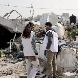 Des ingénieurs en eau et assainissement de MSF évaluent les conduites d'eau dans la ville de Beit Lahia, au nord de la bande de Gaza, en Palestine. 