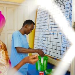 Abdi Bare Abdi, assistant nutritionnel à l'hôpital régional de Bay, soutenu par MSF, mesure le lait thérapeutique pour une mère dont l'enfant est soigné pour malnutrition à Baidoa, en Somalie. Mars 2025 