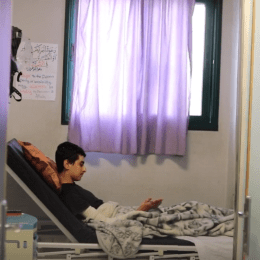Tayseer Mansour, 17 ans, soigné par les équipes de MSF à l'hôpital Nasser de Khan Younis, à Gaza. Avril 2025 ©MSF