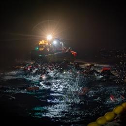 Les équipes MSF du Geo Barents portent secours à 45 personnes qui ont chaviré de leur embarcation de fortune, en Méditerranée centrale. Mars 2023