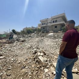 « C’était ma maison de famille, elle faisait 250 mètres carrés, le 14 mai, ils [l’armée israélienne] l’ont rasée sans aucun avertissement. Quand je suis revenu, j’avais tout perdu, toutes les économies de ma vie était dans cette maison », Maher Ubayat, un habitant du village de Kisan. Cisjordanie, août 2025