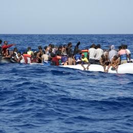 Un bateau en Méditerranée, entrain de chavirer
